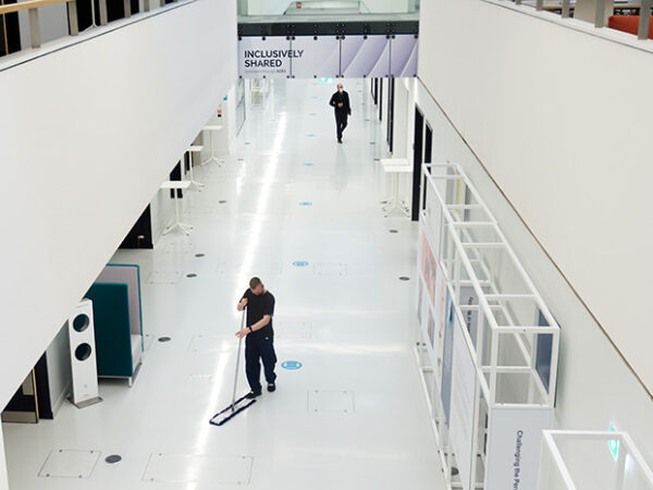 cleaner-moping-industrial-cleaning-london mopping floor